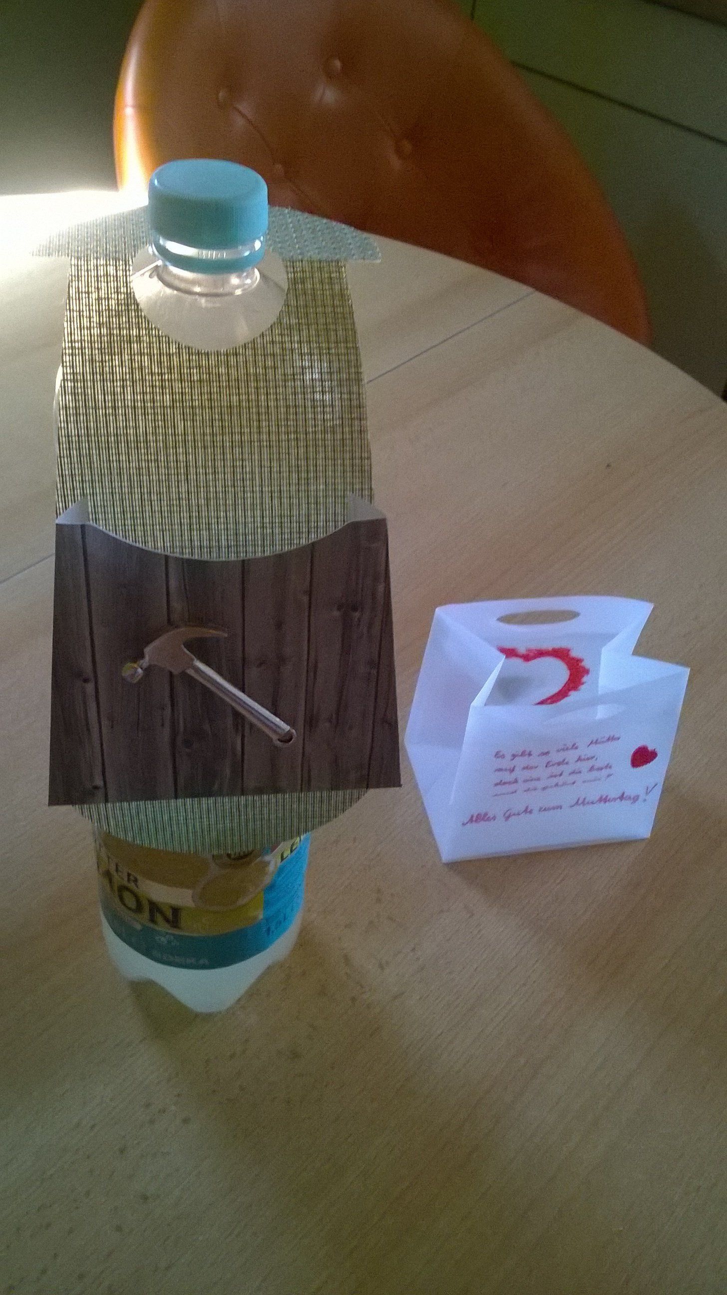 Eine Plastikflasche mit einem Holzmotiv darauf