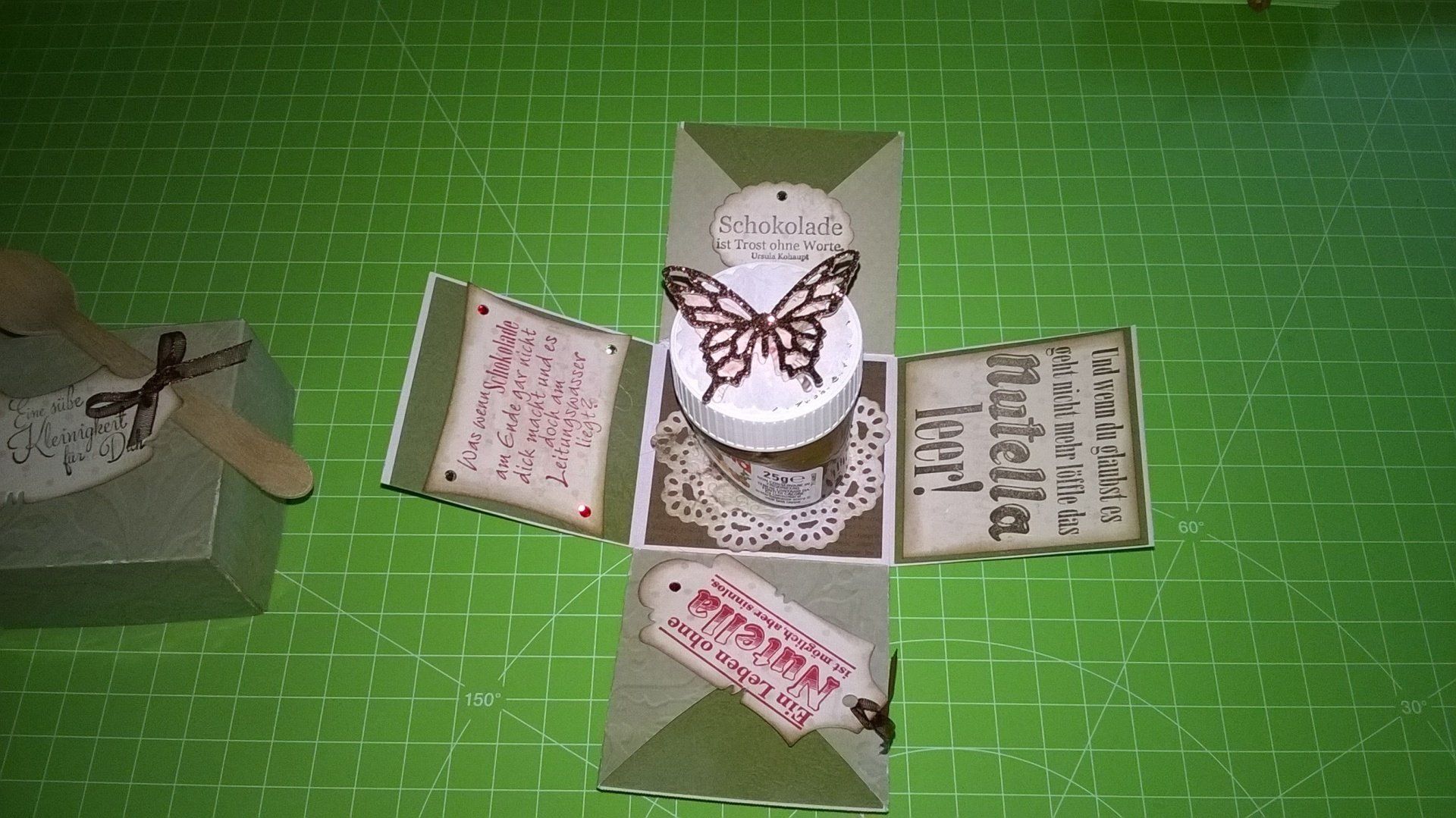 Eine Schachtel mit einem Schmetterling darauf, auf dem „Happy Birthday“ steht