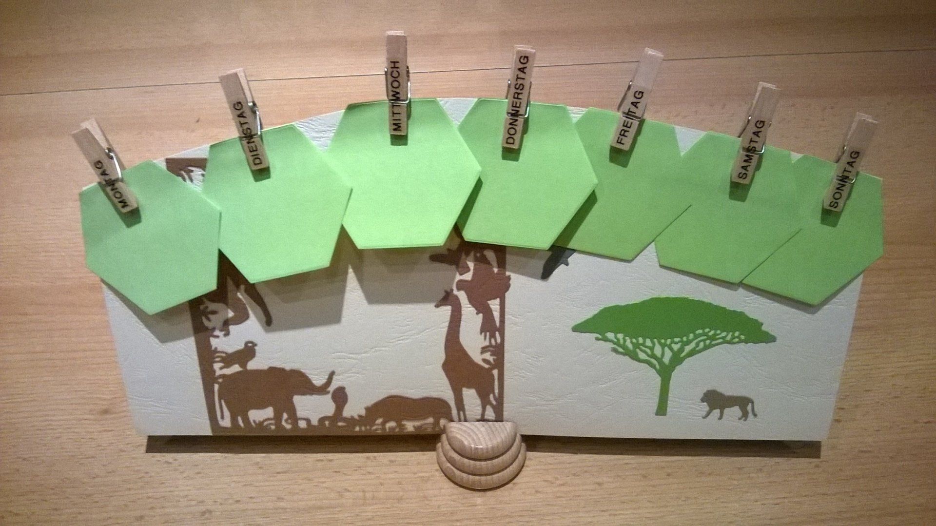 Ein Haufen grüner Sechsecke liegt auf einem Holztisch
