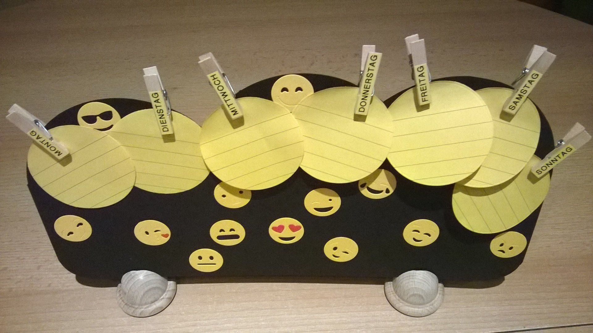 Ein Haufen Haftnotizen mit Smileys darauf