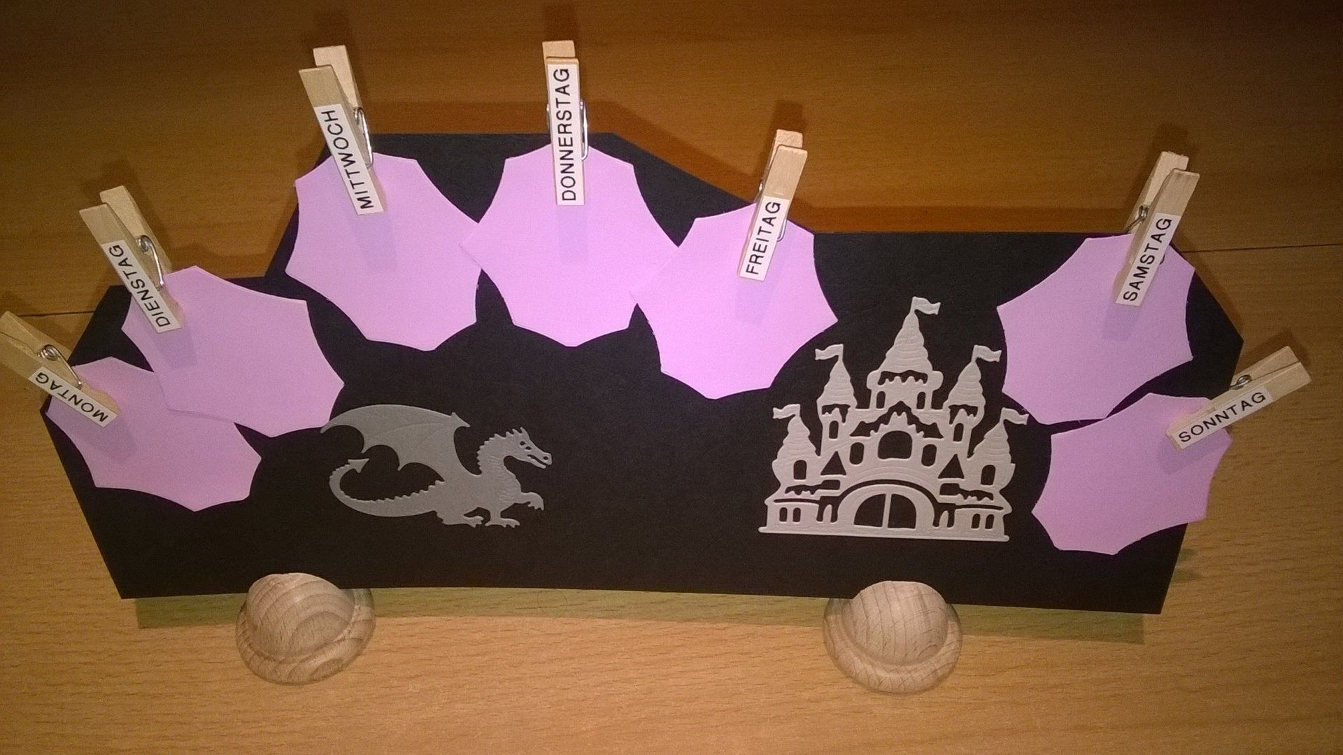 Eine schwarze Tafel mit einem Drachen und einem Schloss darauf