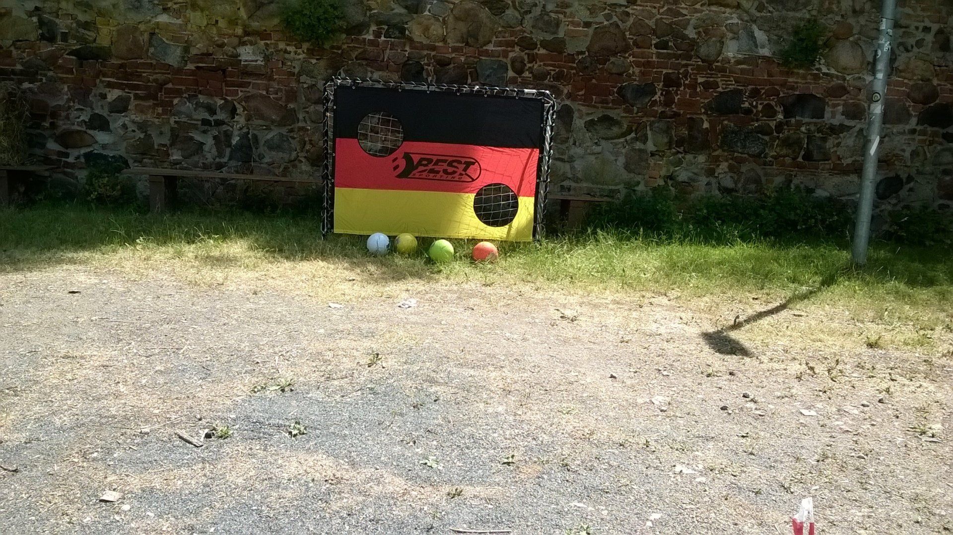 Ein Fußballtor mit einer deutschen Flagge darauf