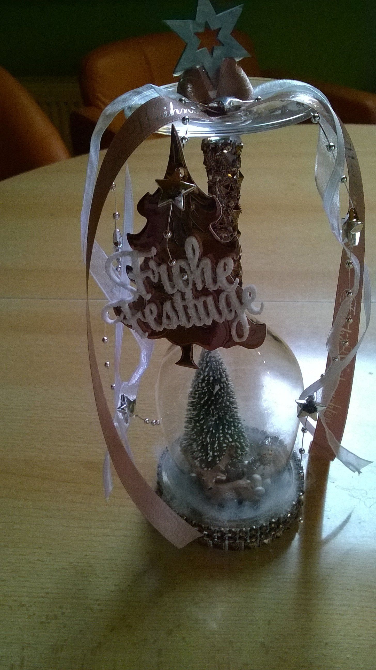 Auf einem Holztisch liegt ein Weihnachtsschmuck.