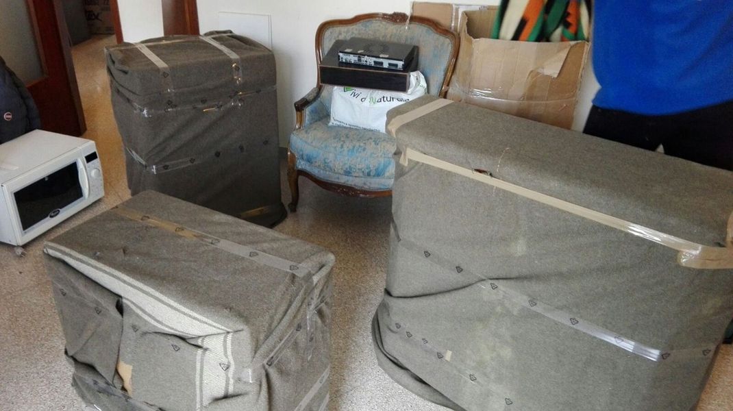 operatori mentre smontano alcuni mobili da trasportare