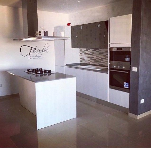 assemblaggio di una cucina nel nuovo appartamento