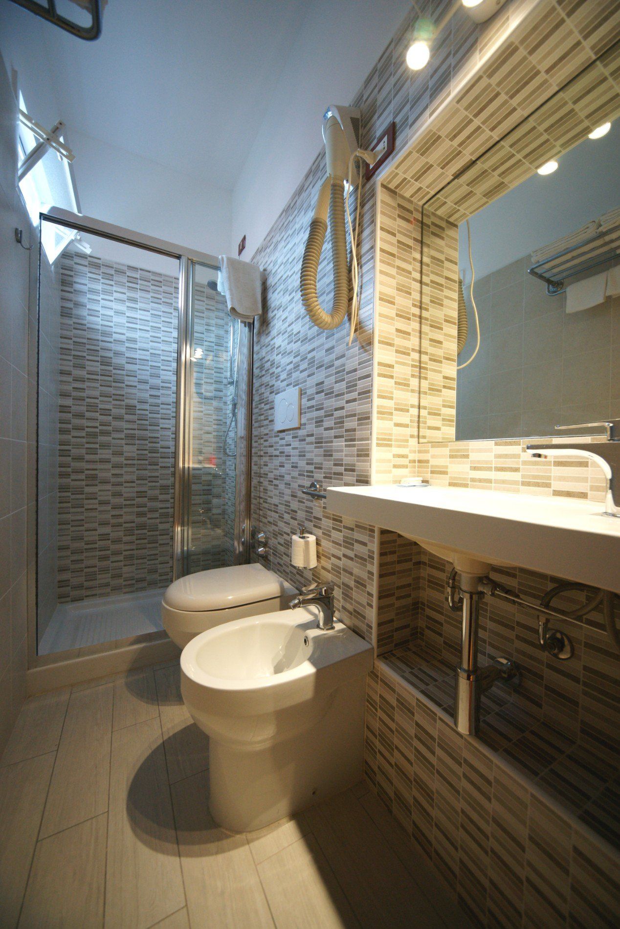 bagno confortevole in hotel vista mare