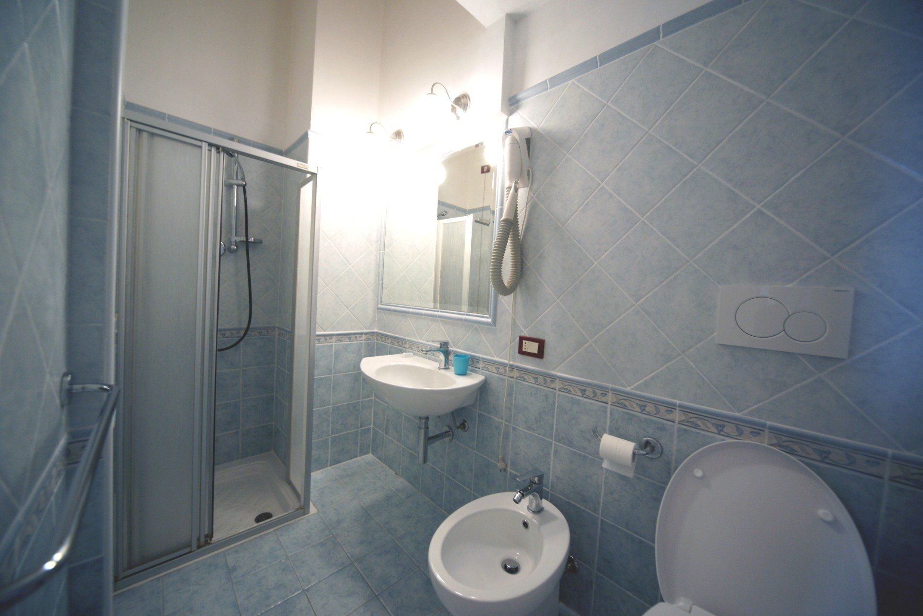 bagno attrezzato e confortevole in hotel vista mare