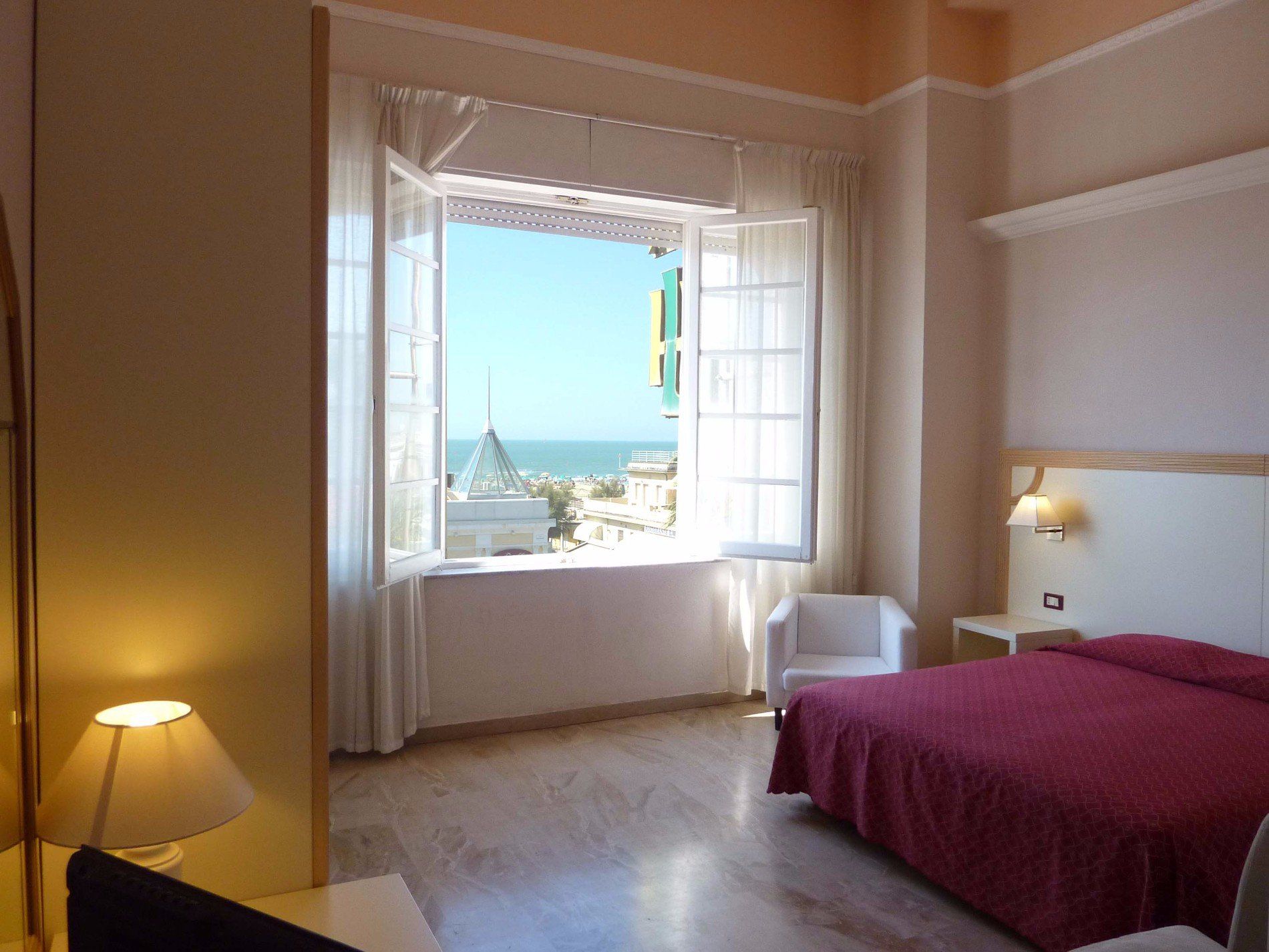 camera da letto di fronte al mare