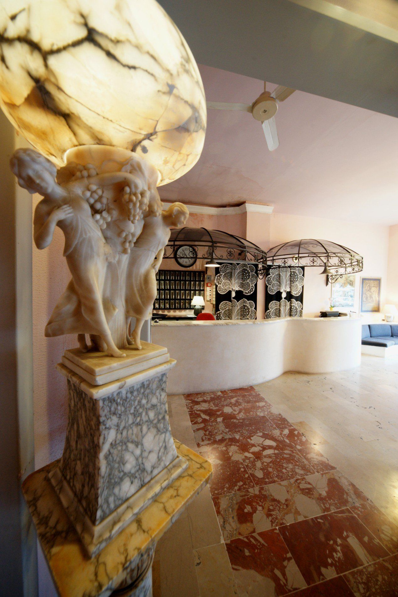 bancone di un hotel in stile liberty