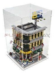 Un edificio Lego è esposto in una teca trasparente.