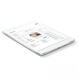Eine weiße Tablette liegt seitlich auf einer weißen Fläche.