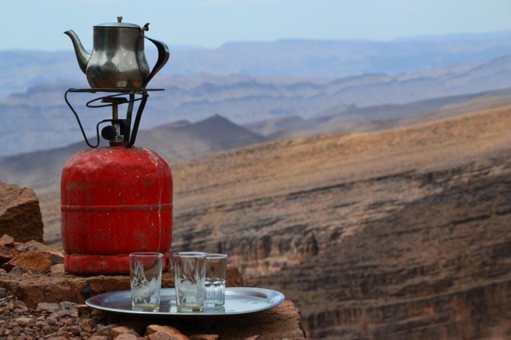 Mountainbikers drinken muntthee met schitterend uitzicht tijdens de reis.
