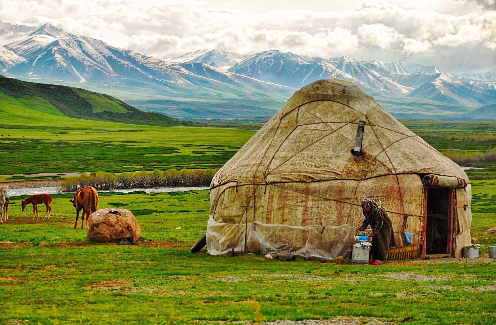 Ontmoeting met nomaden in traditionele yurts bij het Son-Kulmeer in Kirgizië