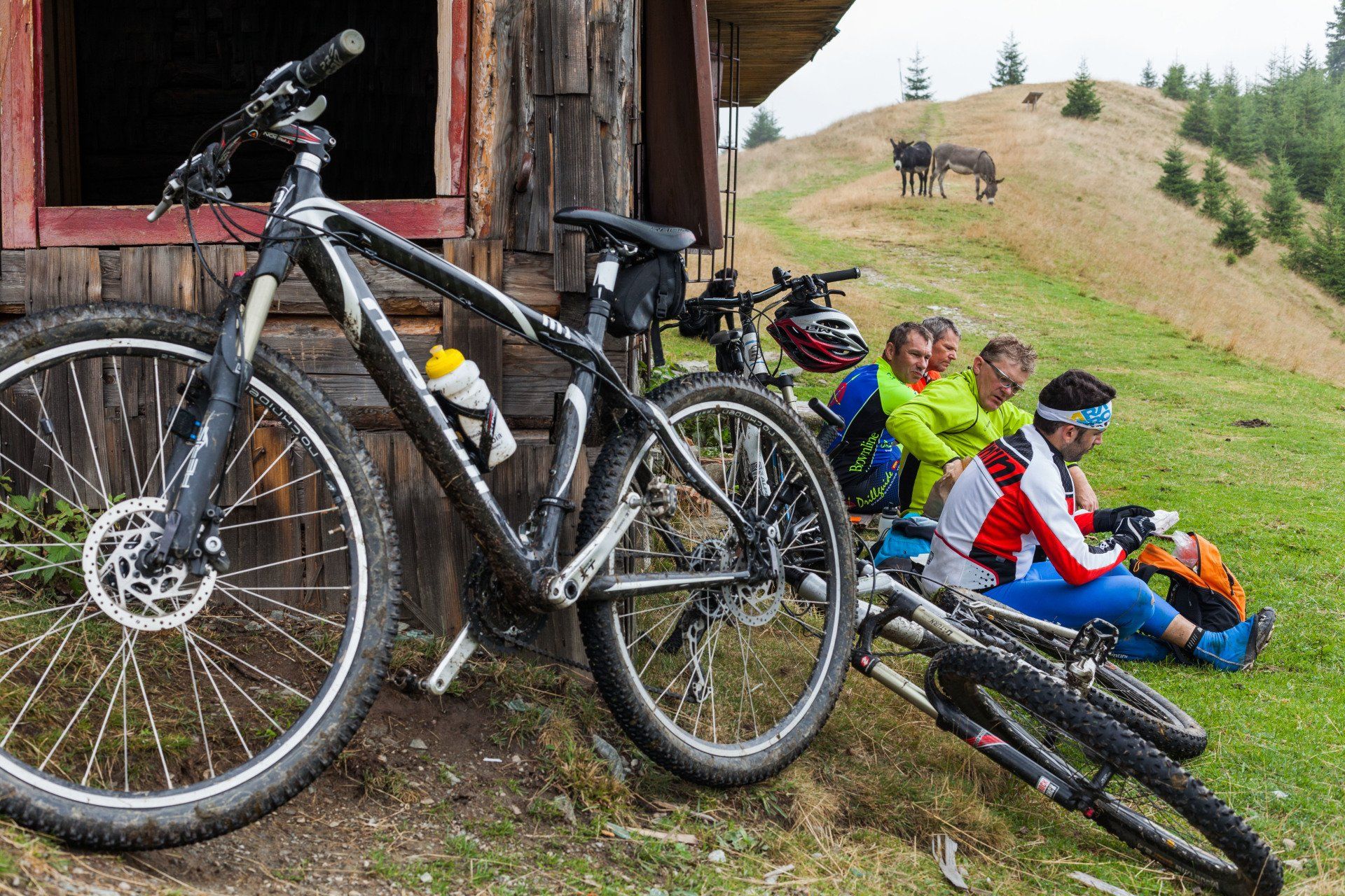 Even uitrusten bij een berghut in de Karpaten tijdens een uitdagende mountainbiketocht