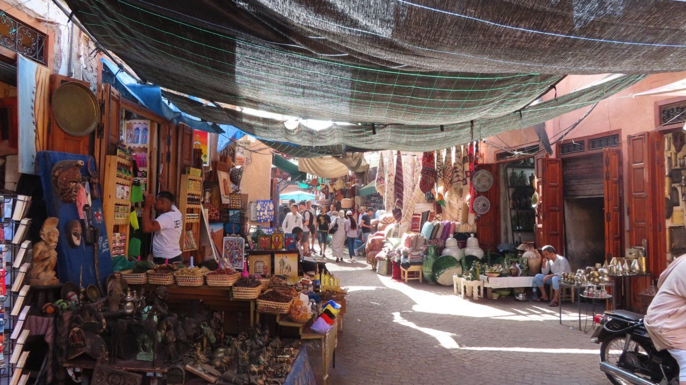 Bezoek aan de kleurrijke souks van Marrakech na afloop van een mountainbikereis