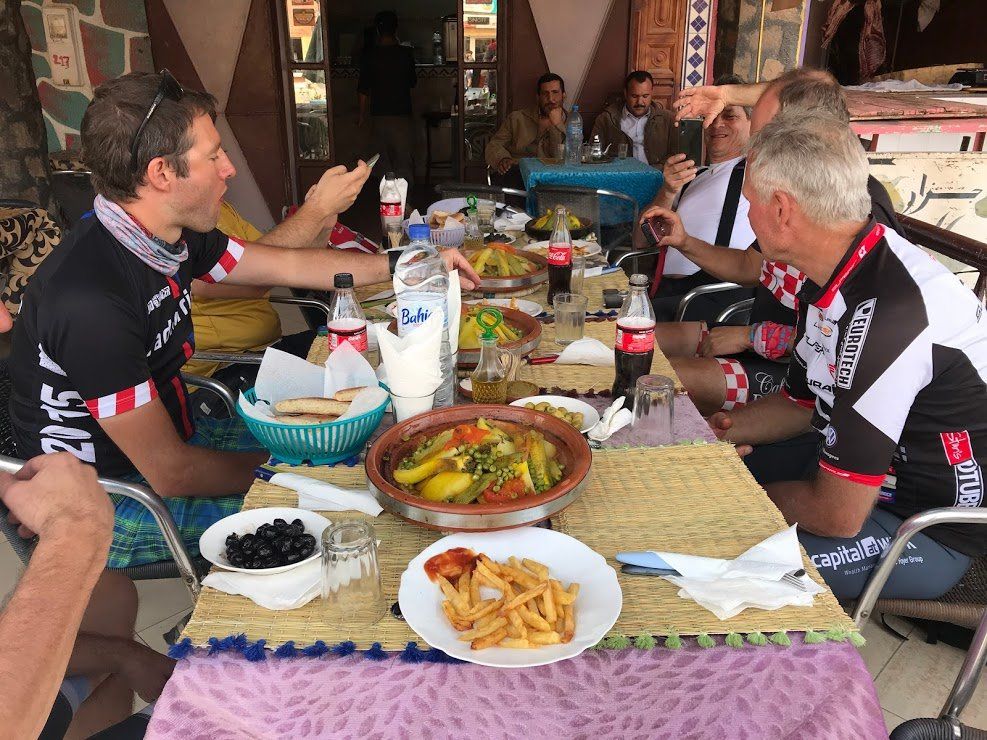 Snelle lunchstop in Nkob tijdens de mountainbikereis.