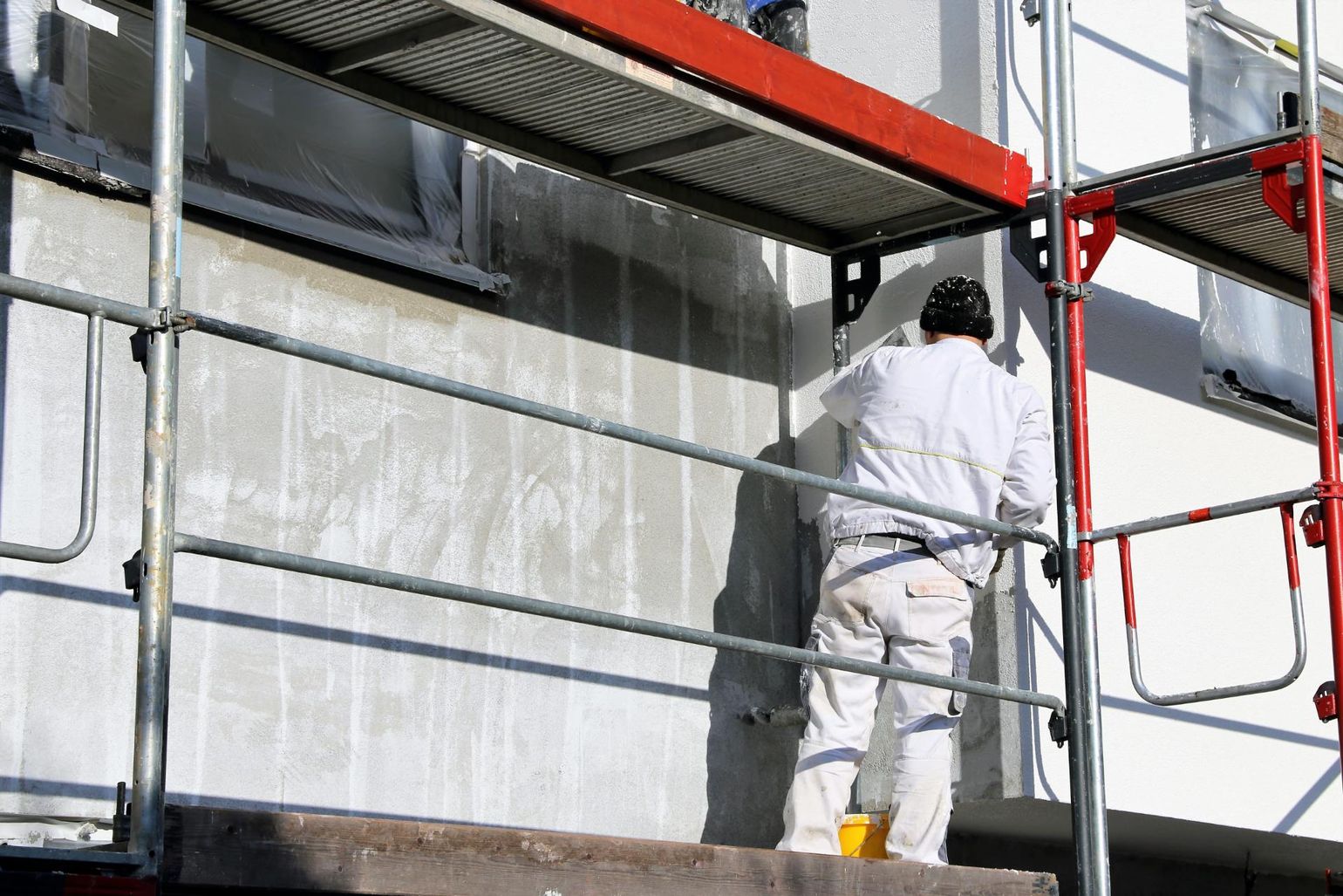 operaio su ponteggio durante il rifacimento di un prospetto