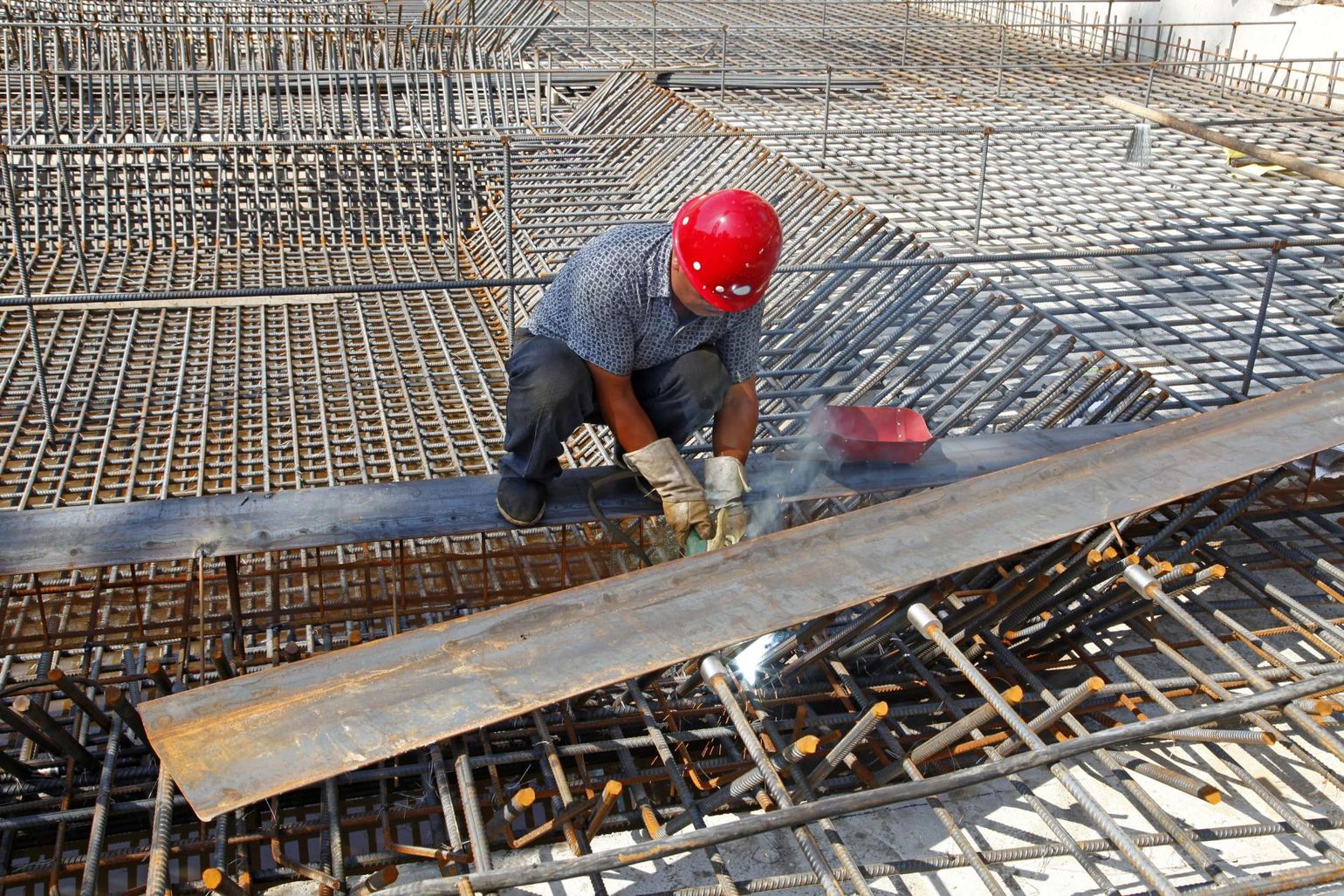 operaio durante una lavorazione