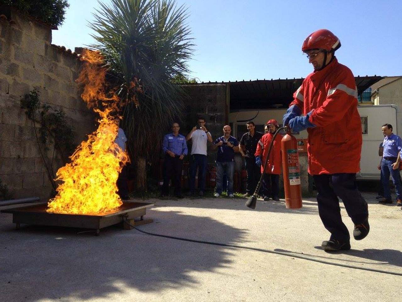 spegnimento di un fuoco durante durante corso di formazione antincendio