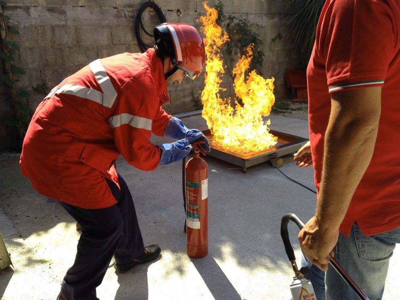 preparazione estintore durante corso di formazione antincendio