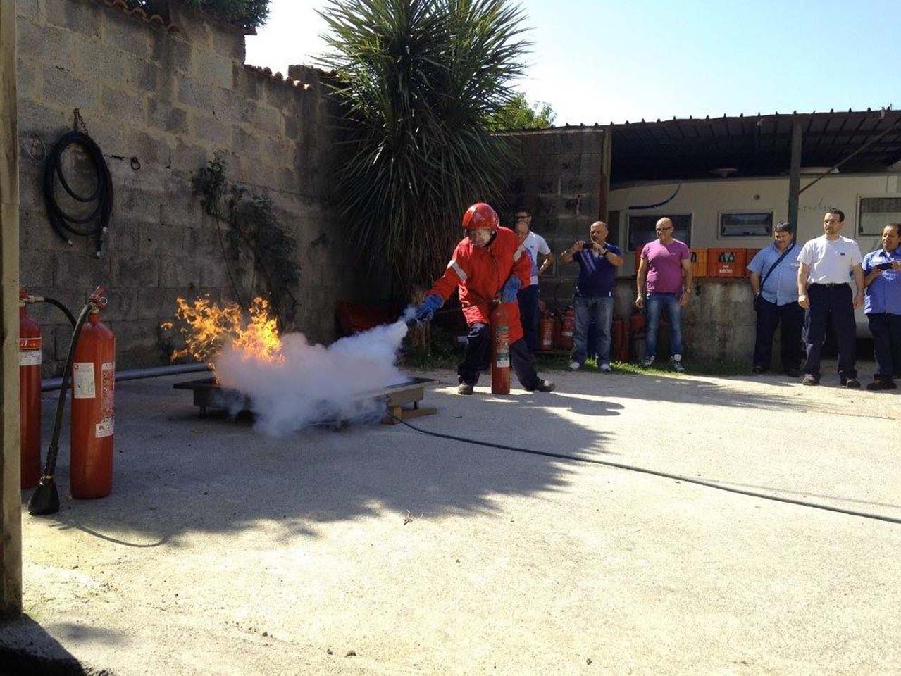 lavoratori durante un corso di formazione antincendio