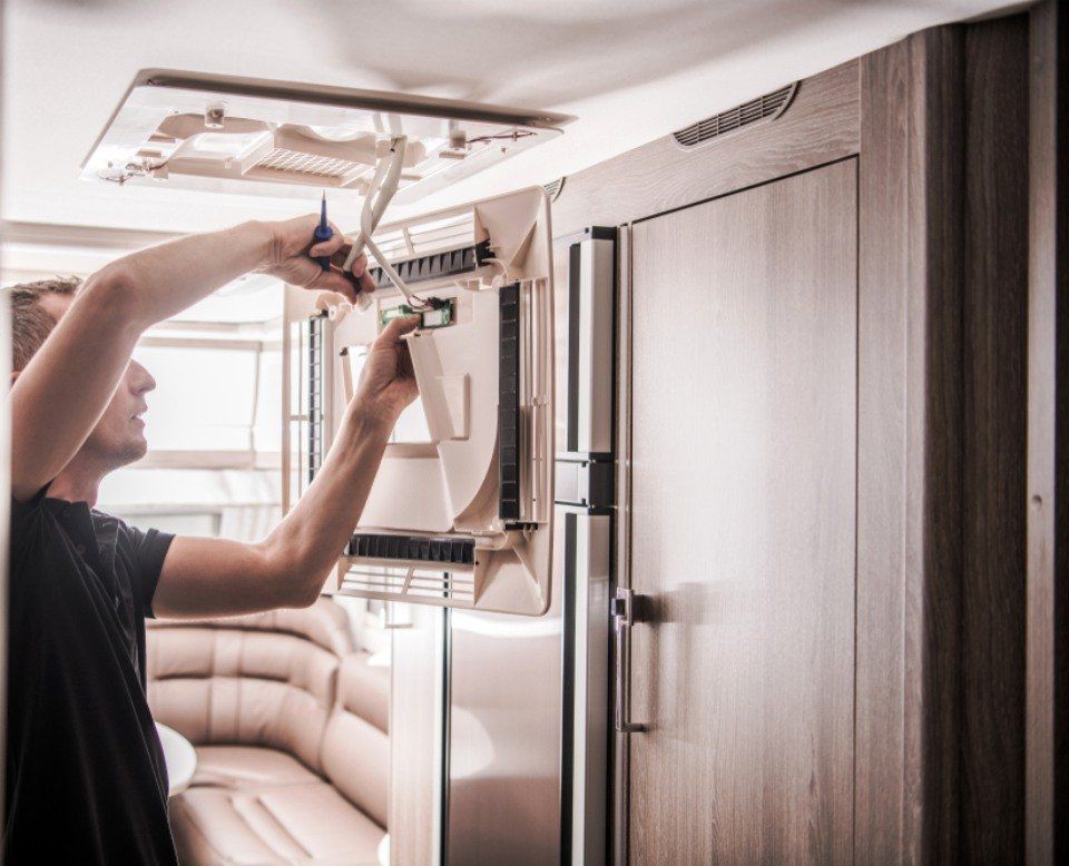 lavori all'impianto elettrico di un camper