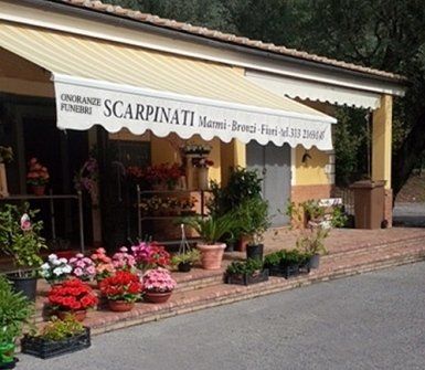 Entrata dell'agenzia Onoranze Funebri Scarpinati