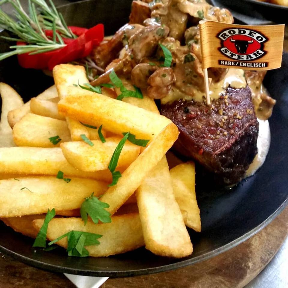 Pommes mit Steak