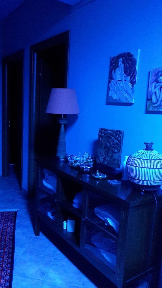 sala estetista con luce al neon