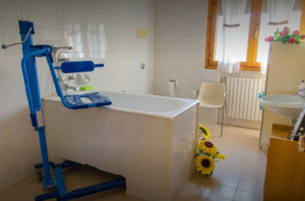 bagno per ospite disabile della casa di riposo per anziani non autosufficienti a Bologna