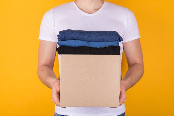 scatolo di bucato pulito tra le mani di un uomo