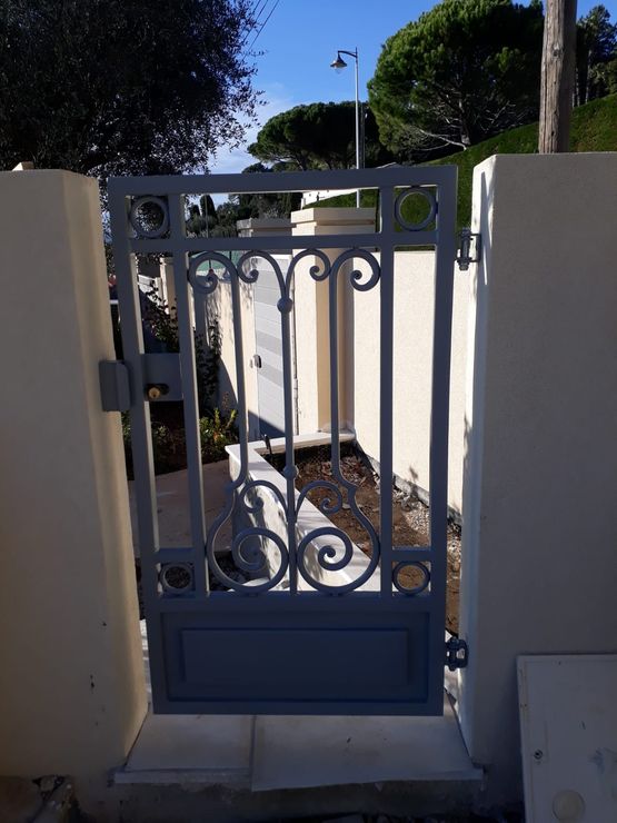 cancello con decorazione