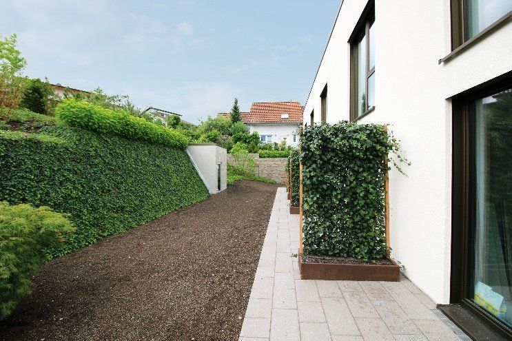 Soil stabilisation matting to stabilize steep banks