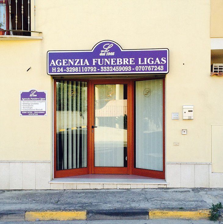 vetrina dell'agenzia funebre