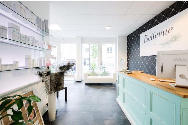 Ein blauer Tresen in einem Raum mit einem Schild mit der Aufschrift „Bellevue“