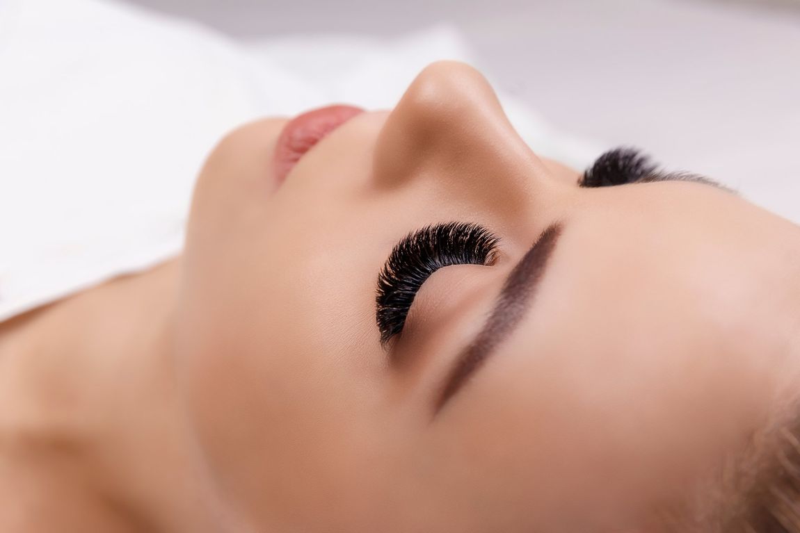 Eine Nahaufnahme des Gesichts einer Frau mit langen Wimpern.