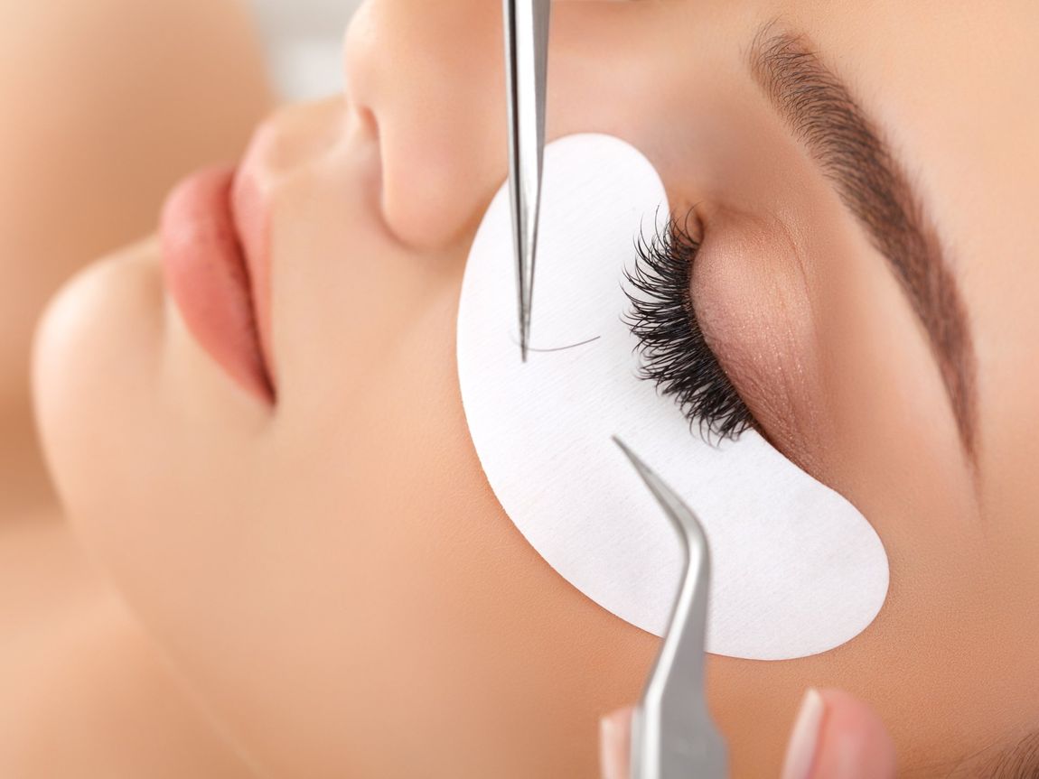 Eine Frau lässt sich in einem Schönheitssalon die Wimpern verlängern.