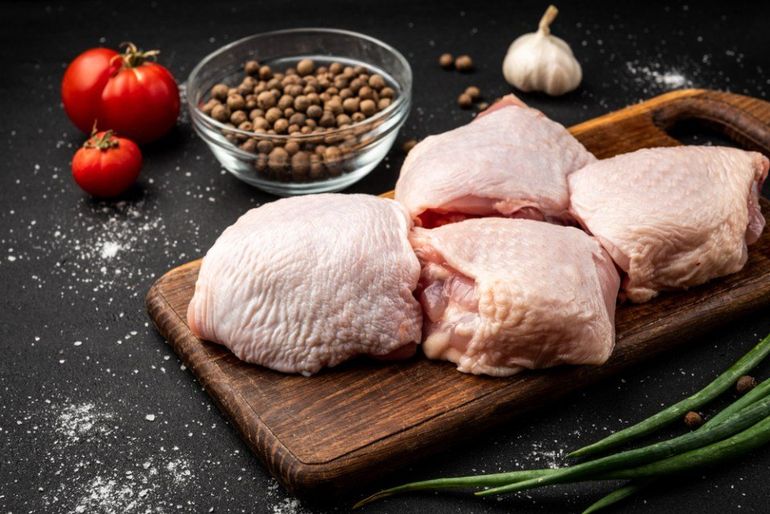 Pollo su tagliere