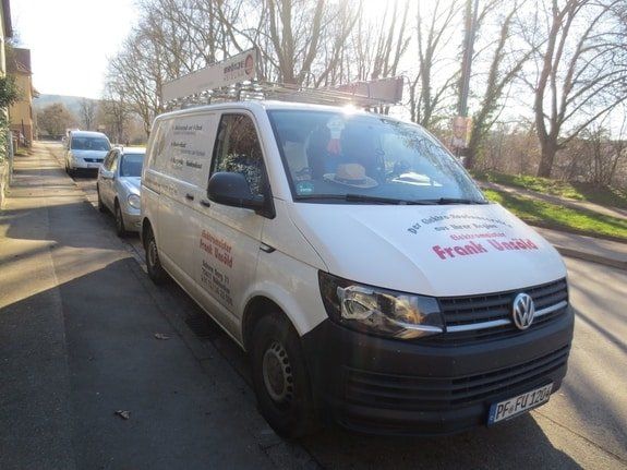 Vordere Ansicht des Servicefahrzeugs von Elektrotechnik Frank Unsöld aus Mühlacker Auto Bully Servicefahrzeug Elektrotechnik Frank Unsöld aus Mühlacker