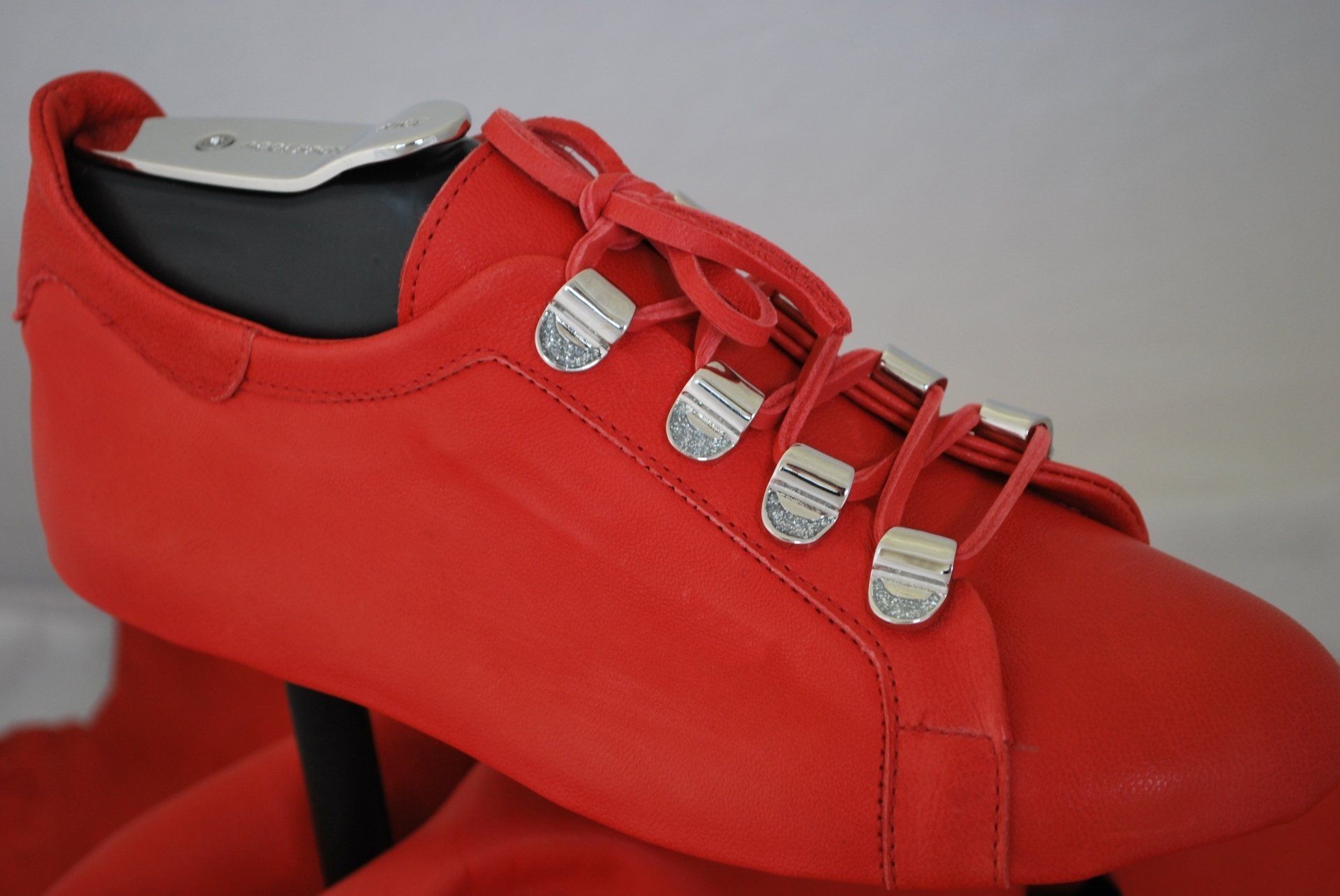 accessorio in metallo per scarpe