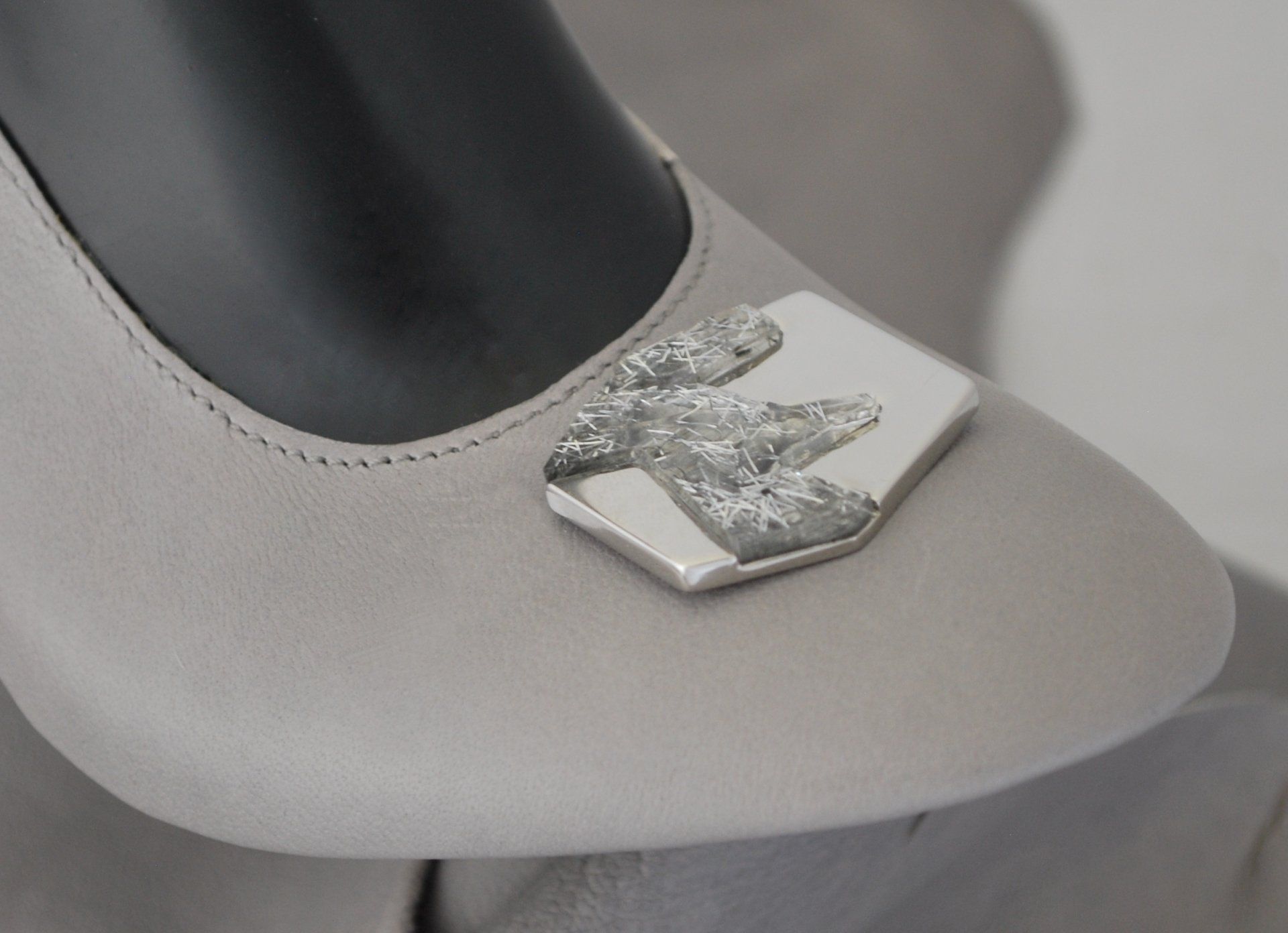 accessorio in metallo decorato per scarpe eleganti