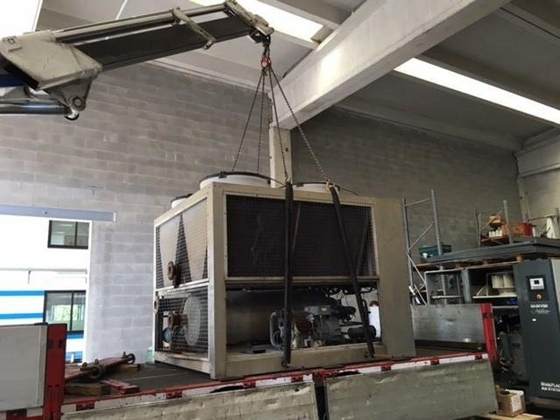 magazzino industria con compressore