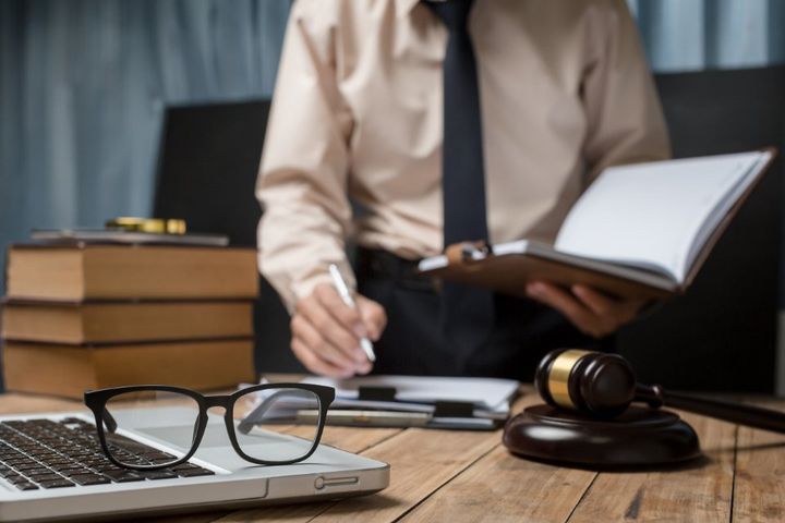 avvocato che lavora su una pratica