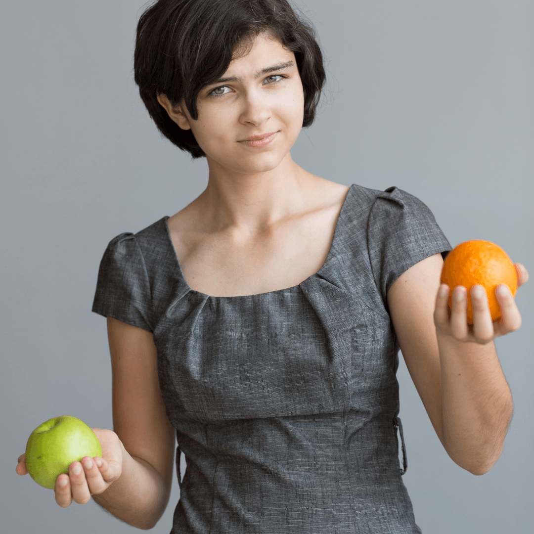Menina comparando frutas
