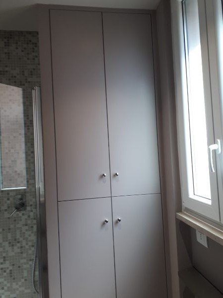 Mobile in legno a quattro ante