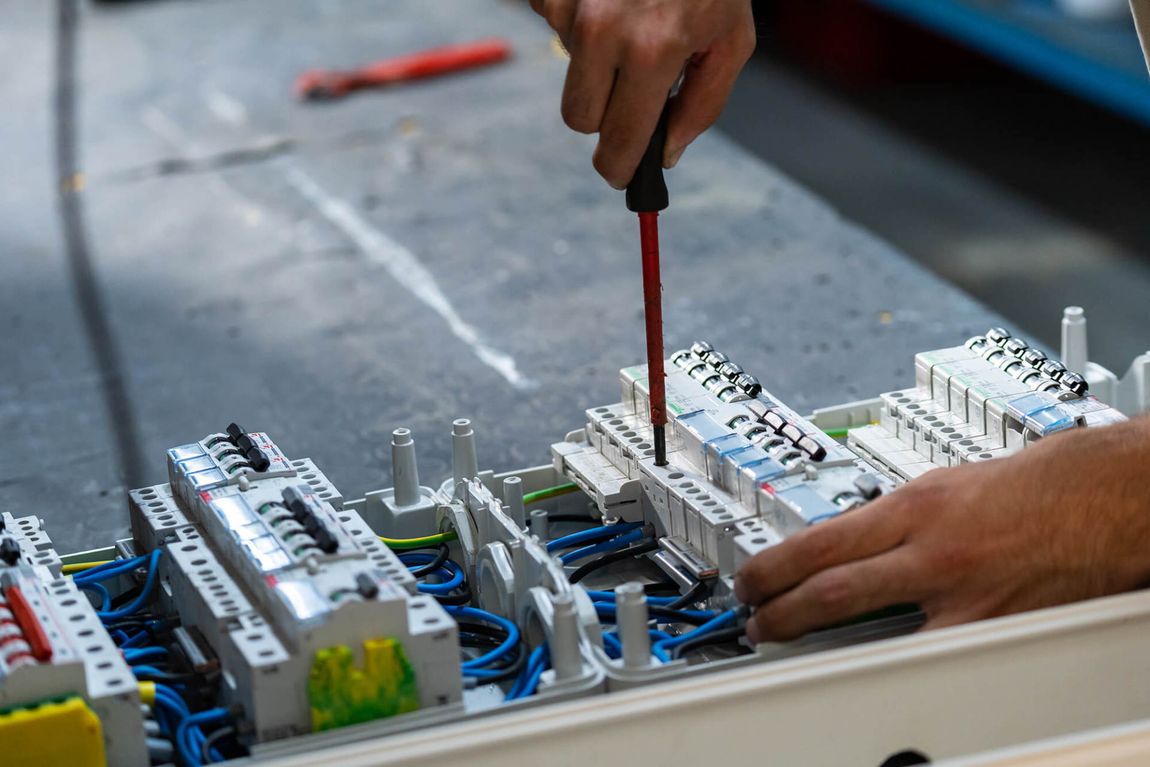 tecnico durante la manutenzione di un impianto