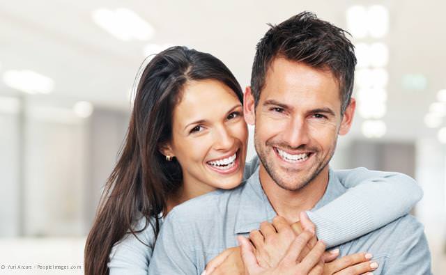Strahlend schöne Zähne mit Bleaching (Zahnaufhellung), Veneers und mehr