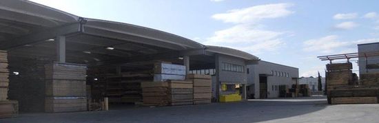 delle pile di bancali di legno davanti a un edificio