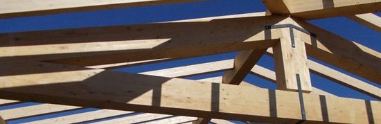 una struttura di legno per una tettoia