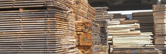un insieme di assi di legno